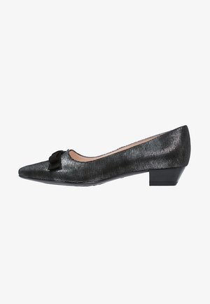 Chaussure pour femme noire texturée à petit talon, à bout pointu, avec un nœud en velours sur le dessus, vue de profil sur fond blanc.