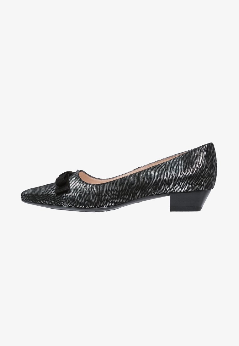 Chaussure pour femme noire texturée à petit talon, à bout pointu, avec un nœud en velours sur le dessus, vue de profil sur fond blanc.