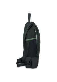 Zaino con cordino in tessuto verde scuro con sezione inferiore nera. Presenta spallacci regolabili e rifiniture riflettenti lungo la cucitura.