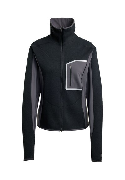 Giacca nera con cerniera e accenti grigi; presenta un colletto alto e una tasca sul petto con zip. Realizzata in tessuto testurizzato e elastico.