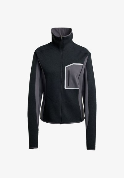 Čierna bunda na zips s šedými akcentmi; má vysoký golier a zipsový vrecko na hrudi. Vyrobená z textúrovaného, elastického materiálu.