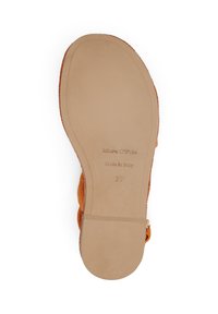 Sandale orange avec une tige texturée et une semelle lisse et marron clair. Présente un logo estampé et la taille "37" sur la semelle.