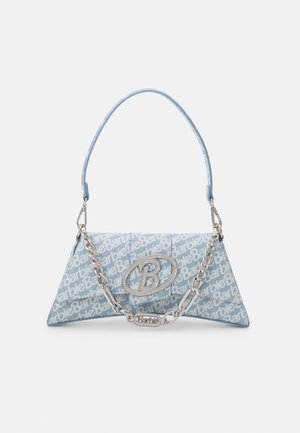 Borsa triangolare azzurro chiaro con motivo a logo ripetuto. Dettaglio a catena argentata e logo centrale prominente incrostato di strass.