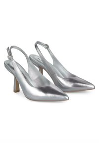 Scarpe con tacco slingback argentate e metallizzate, con punta appuntita, tacco basso e bloccato, e cinturino alla caviglia regolabile, caratterizzate da una texture liscia e un design elegante.