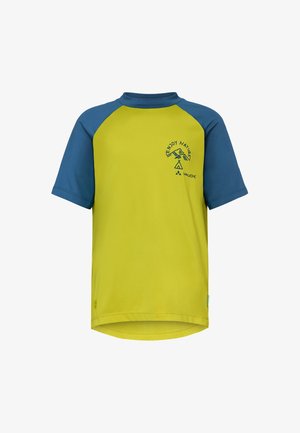 Kurzärmeliges Outdoor-Shirt mit olivgrünem Körper, blauen Raglanärmeln und dem Schriftzug „Enjoy Nature“ mit Berg- und Zeltgrafik auf der Vorderseite.