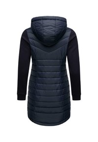 Tumši zilas krāsas ar pildījumu apģērbs ar kapuci. Iezīmes quilted dizains augšējā daļā un gludas auduma piedurknes. Garš, pieguļošs siluets.
