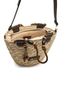 Bolso tipo cubo de paja trenzada con interior beige, detalles de cuero oscuro, cuentas de madera y cierre superior con cremallera. Correa de hombro ajustable.