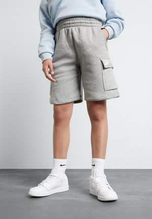 Grijze shorts van een katoenmix met een elastische tailleband, zijzakken en een opgestikte zak met een wit Nike-logo. Gecombineerd met witte sneakers.