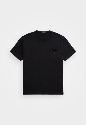 Czarna koszulka z krótkim rękawem i okrągłym dekoltem, z małą kieszonką na piersi z czerwonym haftowanym logo Polo Ralph Lauren.