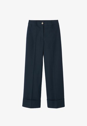 Pantalon large bleu marine avec ourlets retroussés, fermeture à boutons à l'avant, passants pour ceinture et plis marqués sur chaque jambe.