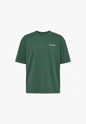 Tmavozelené tričko s krátkym rukávom a okrúhlym výstrihom, s malým bielym logom „PEGADOR“ na ľavej strane hrude.