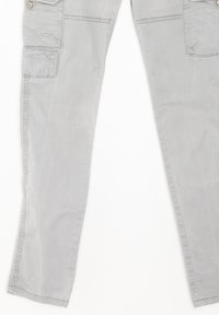 Ljusgrå raka cargobyxor med flera fickor, inklusive en knäppt ficka med klaff på övre låret.