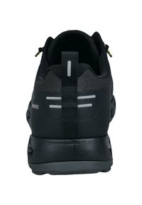 Schwarze Sportschuhe mit einem strukturierten Mesh-Obermaterial, gepolstertem Kragen, reflektierenden Streifen und einer robusten Gummisohle. Die Rückansicht zeigt das Detail der Zuglasche.