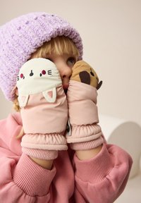 Moufles roses avec des visages d'animaux ; l'une représente un chat blanc, l'autre un chien brun. Le matériau ressemble à un tissu doux avec des poignets élastiques.