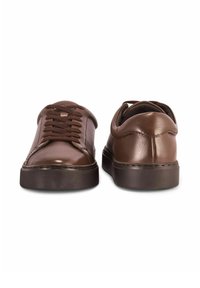 Para ciemnobrązowych skórzanych butów sportowych z sznurówkami, przedstawionych z przodu i z tyłu na białym tle.