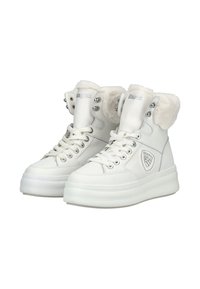 Witte hoge sneakers van glad synthetisch materiaal, met een nepbont kraag, vetersluiting en een logo patch aan de zijkant.