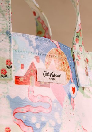 Geantă din material imprimat cu un design colorat și jucăuș, ce prezintă case, copaci și inimi. Include o etichetă cu marca Cath Kidston.