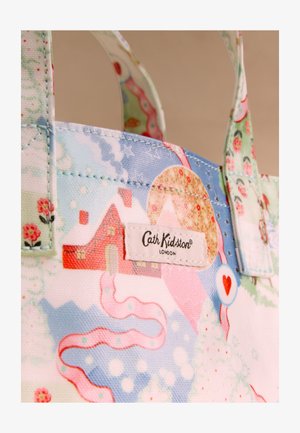 Geantă din material imprimat cu un design colorat și jucăuș, ce prezintă case, copaci și inimi. Include o etichetă cu marca Cath Kidston.