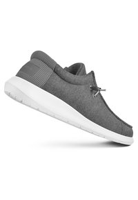 Chaussure grise à enfiler avec une semelle en caoutchouc blanc, bout rond, couture contrastante et accents élastiques pour un enfilage facile.