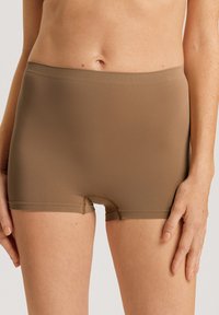 Ruske stretch-shorts som er laget av glatt stoff, med en sømløs linning og rå kantkanter. Ingen synlige mønstre eller grafikk.