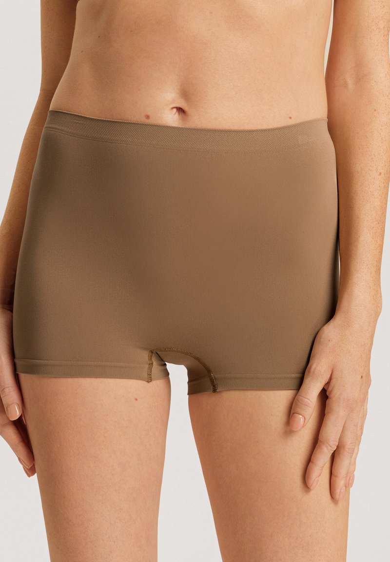 Ruske stretch-shorts som er laget av glatt stoff, med en sømløs linning og rå kantkanter. Ingen synlige mønstre eller grafikk.