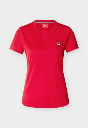 Sarkana sieviešu T-krekls ar īsām piedurknēm, apaļu izgriezumu un nelielu FILA logotipu kreisajā krūtīs.