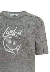 Graues Baumwoll-T-Shirt mit einem weißen Grafikdruck der Wörter "Lawless" und einem lächelnden Gesicht mit herausgestreckter Zunge. Kurze Ärmel, runder Ausschnitt.
