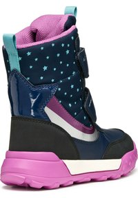 Bota azul marino con un patrón de estrellas, detalles en rosa, un exterior texturizado y una suela gruesa de color púrpura. Correa ajustable de velcro para el cierre.