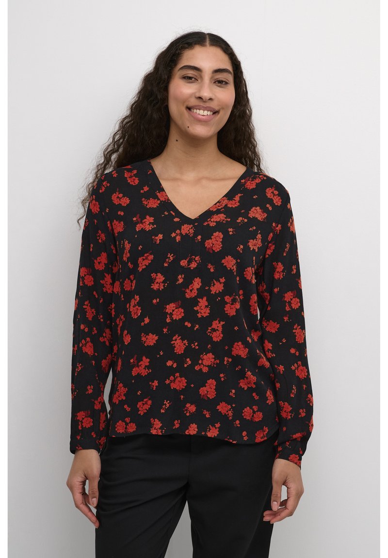 Zwarte blouse met lange mouwen, met een V-hals en rode bloemenpatronen; lichte stof met een relaxte pasvorm en elastische manchetten.