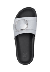 Sandale à glissière en cuir synthétique blanc avec une boucle circulaire en argent, une sangle texturée et une semelle en caoutchouc noir avec un logo.