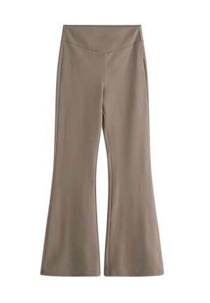 Nærbillede af person iført højtaljede taupe leggings og en mørkebrun crop-top med glat stof og detaljer ved sidesømmen.