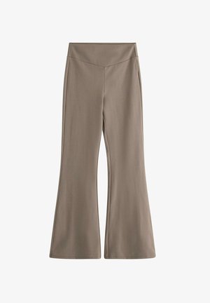 Nærbillede af person iført højtaljede taupe leggings og en mørkebrun crop-top med glat stof og detaljer ved sidesømmen.