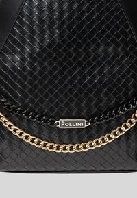Borsa a tracolla in pelle intrecciata nera con superficie testurizzata, accenti in catena dorata e nera e una placca del logo in metallo.