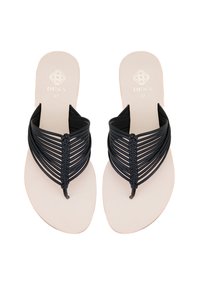 Zwarte sandalen met gekruiste elastische banden en een glad, lichtbeige voetbed met merk en maat 37.
