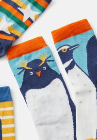 Lustige Pinguin-Socken mit einem navy- und hellblauen Design sowie orangen Akzenten. Enthält Pinguin-Grafiken mit Geweihen und einer weißen Unterseite.