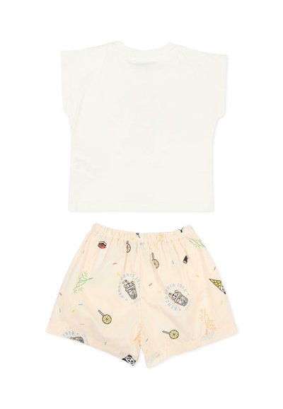 Biała koszulka z krótkim rękawem w połączeniu z jasnoróżowymi szortami z kolorowymi kreskówkowymi nadrukami lizaków, napojów i lodów.