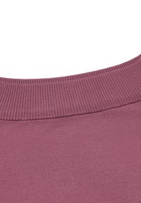 Sudadera de un suave color malva claro con un cuello redondo acanalado y una textura suave y lisa; la tela tiene un ligero brillo.