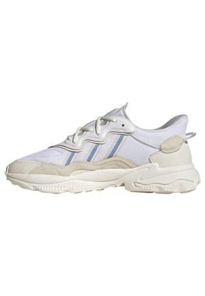 Trainers - white