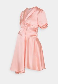 Vestido de cetim rosa com mangas curtas bufantes, design em cruz, e saia rodada, apresentando um detalhe na cintura com laço e textura suave.