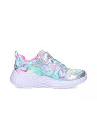 Sneaker iridescente con tomaia argentata, motivi a cuore pastello, dettagli rosa e suola in gomma bianca. Presenta una chiusura con strap a strappo.