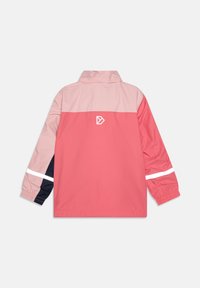 Ροζ και κοραλί μπουφάν με ψηλό γιακά, ελαστικά μανίκια και αντανακλαστική ρίγα στα μανίκια. Λεπτή λεπτομέρεια λογότυπου στο πίσω μέρος.