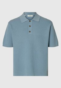 Polo en maille bleu clair à manches courtes avec une patte de boutonnage à trois boutons et un col et un ourlet côtelés.