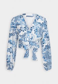 Top avvolgente a stampa floreale blu e bianca con maniche lunghe, scollatura a V profonda e dettaglio annodato in vita. Realizzato in tessuto leggero e текстurato.