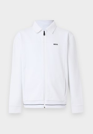 Λευκό μακρυμάνικο μπουφάν με φερμουάρ και γιακά, μαύρο λογότυπο "BOSS" στο στήθος και λεπτές μαύρες ρίγες κοντά στο στρίφωμα.