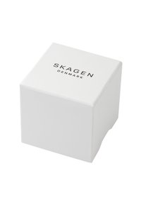 Caixa quadrada branca com uma textura suave, apresentando o nome da marca "SKAGEN" e "DINAMARCA" em fonte sans-serif preta na parte superior.