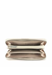 Portefeuille en cuir beige avec une fermeture éclair, comprenant plusieurs emplacements pour cartes, une poche à monnaie et une texture intérieure lisse.