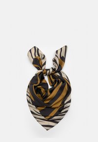 Hedvábný šátek v černé, béžové a hnědé barvě s geometrickým pruhovaným vzorem. Trojúhelníkový tvar, uvázaný uprostřed pro zavěšený vzhled.