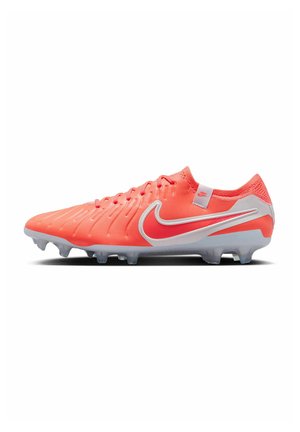Scarpe da calcio Nike in un vivace rosa con tomaia testurizzata, chiusura con lacci e dettagli bianchi. Presenta una suola modellata con tacchetti arrotondati.
