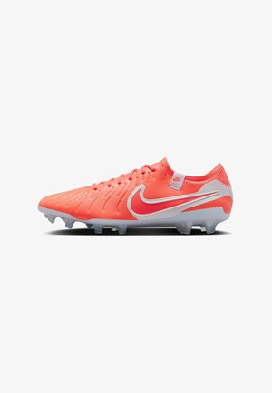 Bottes de football Nike en rose vif avec un dessus texturé, fermeture à lacets et accents blancs. Elles disposent d'une semelle moulée avec des crampons ronds.