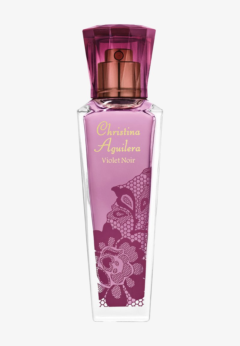 Bottiglia di profumo alta in vetro trasparente con tappo viola, scritta dorata “Christina Aguilera Violet Noir” e motivo in pizzo floreale viola sul davanti.
